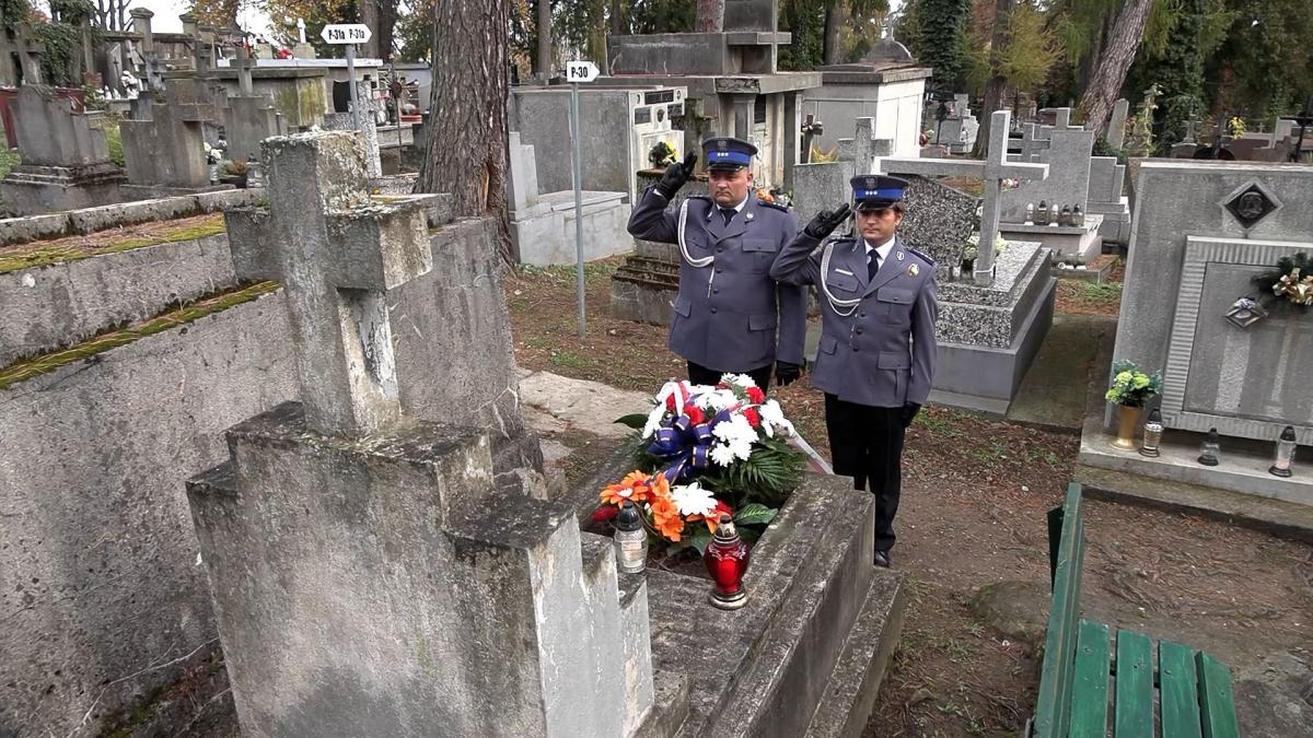 – Tuż przed pierwszym listopada posprzątaliśmy nagrobki, zgodnie z ceremoniałem złożyliśmy wieńce oraz znicze, oddając hołd policjantom, którzy wypełnili rotę ślubowania do końca – powiedział przewodniczący NSZZ Policjantów w Przemyślu Bartosz Wardęga.<br/>fot.ze zbiorów własnych