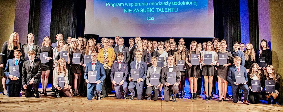 Laureaci programu stypendialnego na wspólnym zdjęciu podczas gali w Samorządowym Centrum Kultury w Mielcu.<br/>fot.PUW Rzeszów