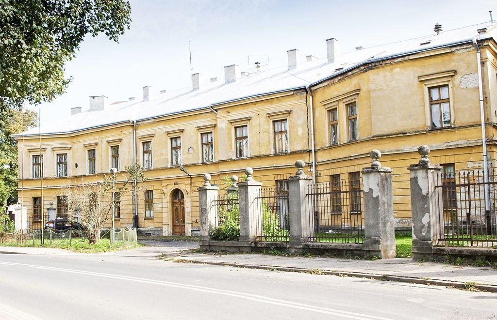 Będące w zupełnej ruinie budynki po byłym szpitalu przy ul. Rogozińskiego, których obecnie właścicielem jest Muzeum Narodowe Ziemi Przemyskiej w Przemyślu, zostaną wreszcie wyremontowane. W przyszłym roku powinna być gotowa dokumentacja projektowa. <br/>fot.Mariusz Godos