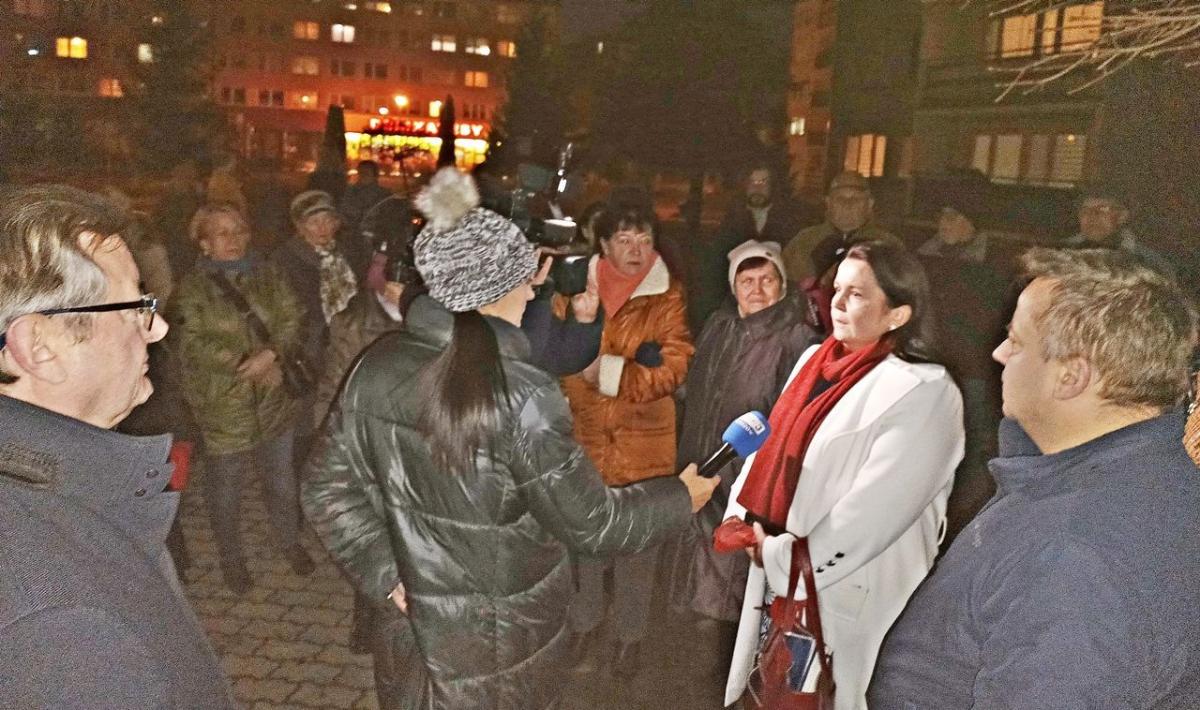 – Większość osób ma mieszkania własnościowe. Nikt nikogo nie zapytał, czy ktoś chce masztu, czy nie chce. Zupełnie łamane są nasze prawa. Wypadałoby przynajmniej poinformować o takiej sytuacji – powiedziała przedstawicielka protestujących Joanna Tomczyk.<br/>fot.ze zbiorów własnych