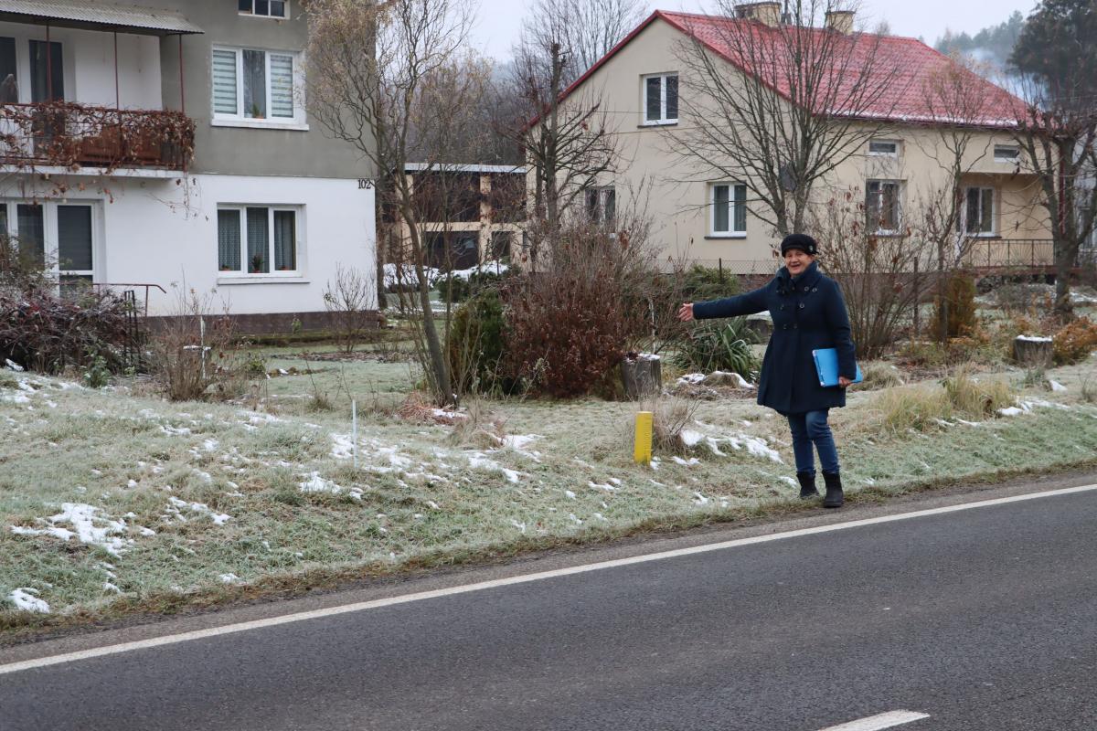Między jedną, a drugą prośbą o zgodę na lokalizację indywidualnego zjazdu z drogi krajowej nr 28 w Starej Birczy, działka 349 została podzielona na dwie odrębne, gdzie jedną zamieszkuje pani Zofia z mężem, a drugą, na której umiejscowiony jest wspólny zjazd na drogę nr 28,- ich córka z rodziną. <br/