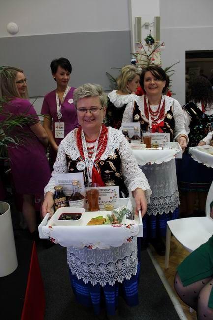 Paniom z II Koła Gospodyń Wiejskich w Gorliczynie w półfinale „Bitwy Regionów” szczęście przyniósł po mistrzowsku przygotowany barszcz czerwony na zakwasie z krokietami, mięsem i grzybami.<br/>fot.KOWR Rzeszów