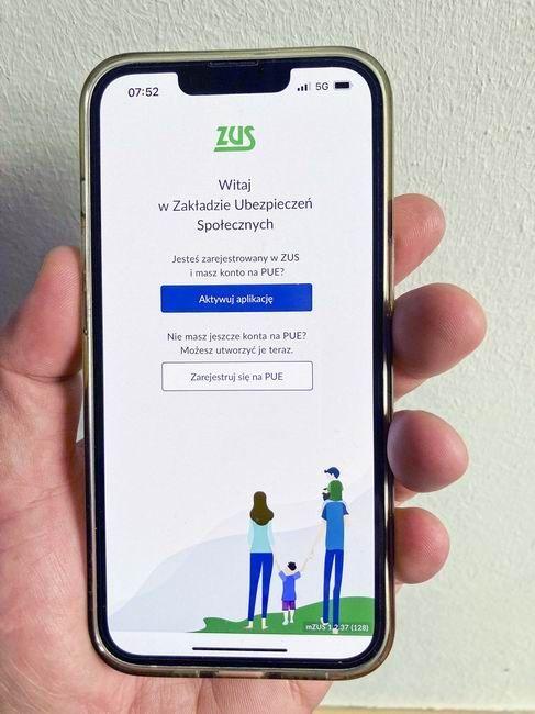 Od teraz wystarczy smartfon, żeby złożyć wniosek o 500 plus czy wyprawkę szkolną.<br/>fot.archiwum ZUS