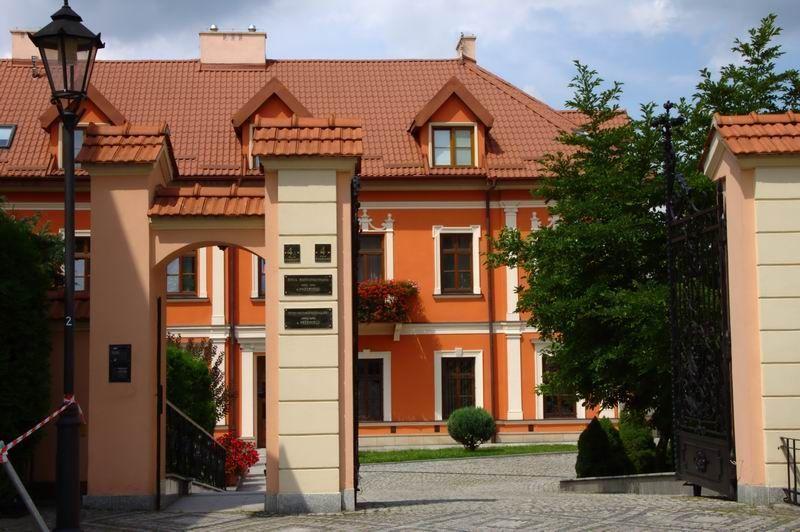 Oszuści podejmują próby wyłudzeń, powołując się na Kurię Metropolitalną w Przemyślu i powiązane z nią instytucje.<br/>fot. wikimedia.org
