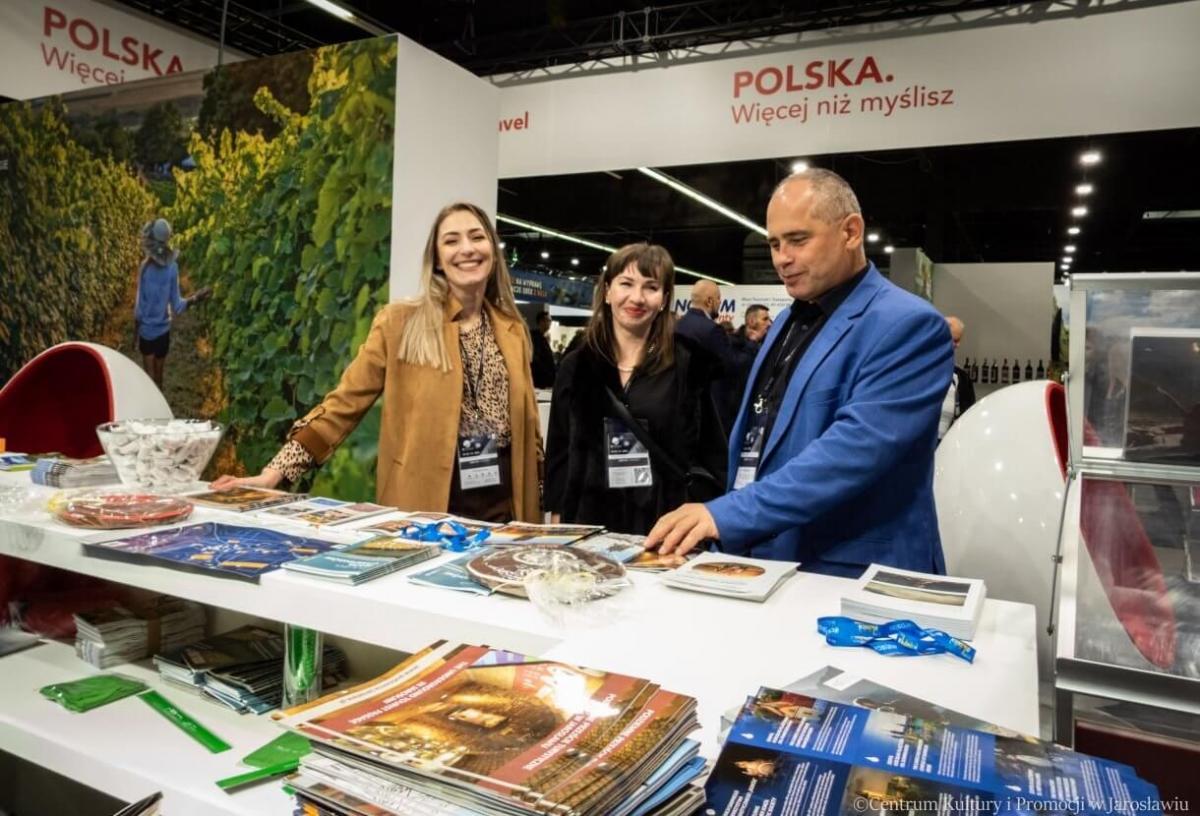 W tym roku nagrody laureatom wręczono podczas Międzynarodowych Targów Turystycznych w Nadarzynie. W imieniu Centrum Kultury i Promocji w Jarosławiu statuetkę odebrał dyrektor wspomnianej instytucji Tomasz Wywrót.<br/>fot.CKiP Jarosław