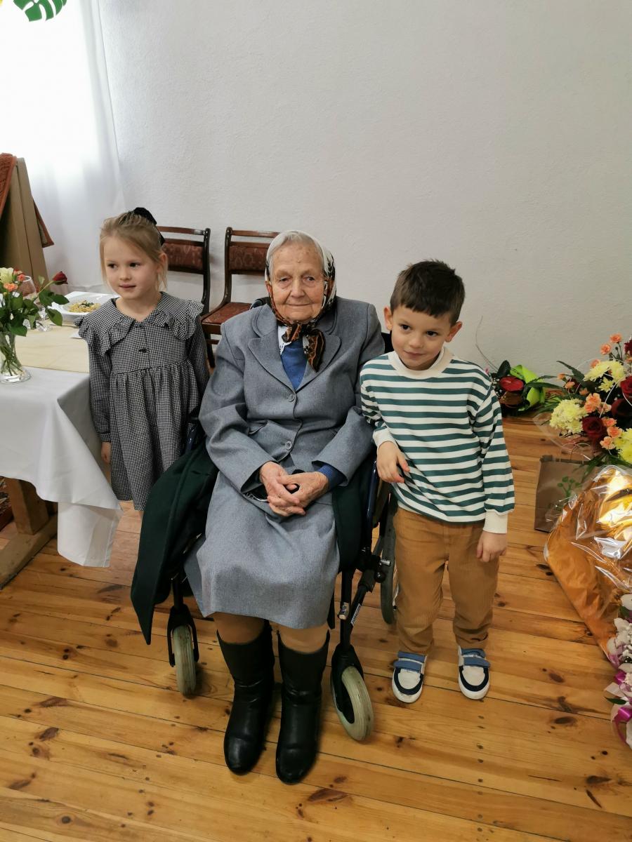 Bliscy postanowili zaskoczyć jubilatkę i zorganizowali na jej 100. urodziny rodzinne spotkanie w świetlicy wiejskiej w Huwnikach. Zjechała się cała rodzina, a wydarzenie uświetniły występy pań z koła gospodyń wiejskich.

<br/>fot.ze zbiorów własnych