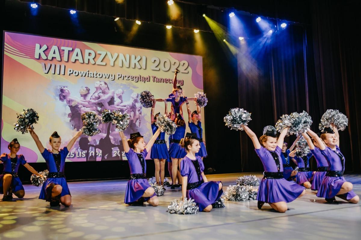 Komisja artystyczna podkreśliła, że „występowanie zespołów na wspólnej scenie to nie tyko prezentacja dorobku artystycznego –- to dowód podtrzymywania umiejętności wspólnej zabawy i rozwijania zdolności tanecznych”. 

<br/>fot.MOK Przeworsk