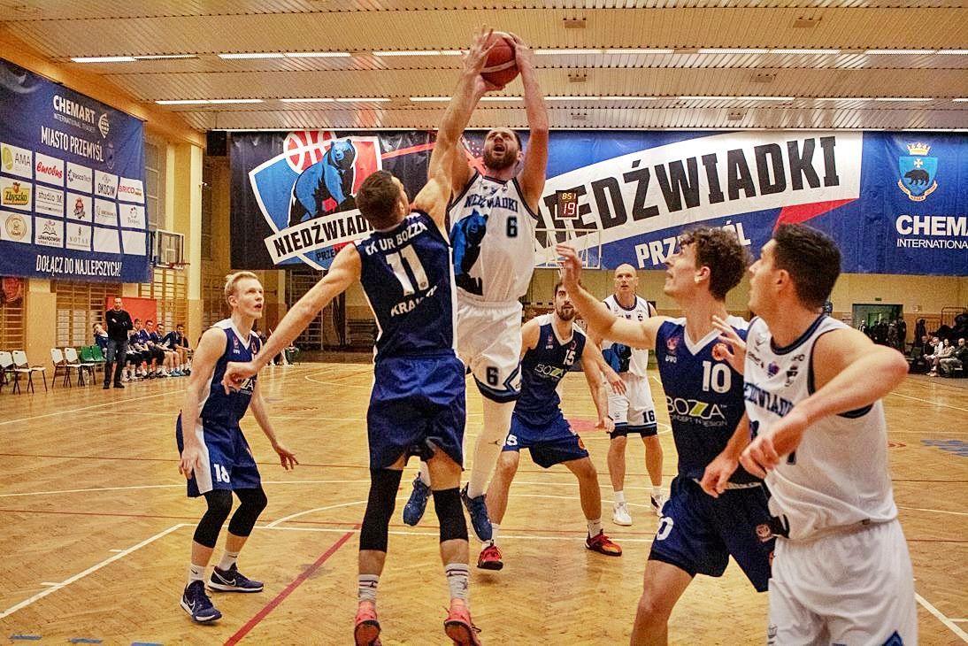 W meczu z rezerwami GTK Gliwice Bartosz Bal (z piłką) był najlepszym graczem Przemyskich Niedźwiadków.<br/>fot.Grzegorz Gajdzik