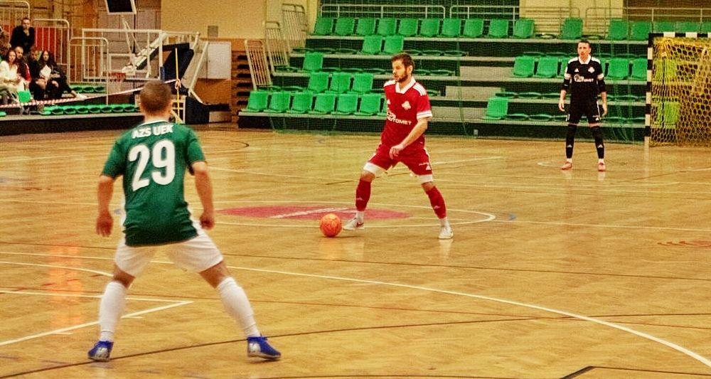 Arkadiusz Wielgosz (przy piłce) zdobył dwie bramki w meczu z FC 2016 Siemianowice Śląskie.<br/>fot.Grzegorz Gajdzik