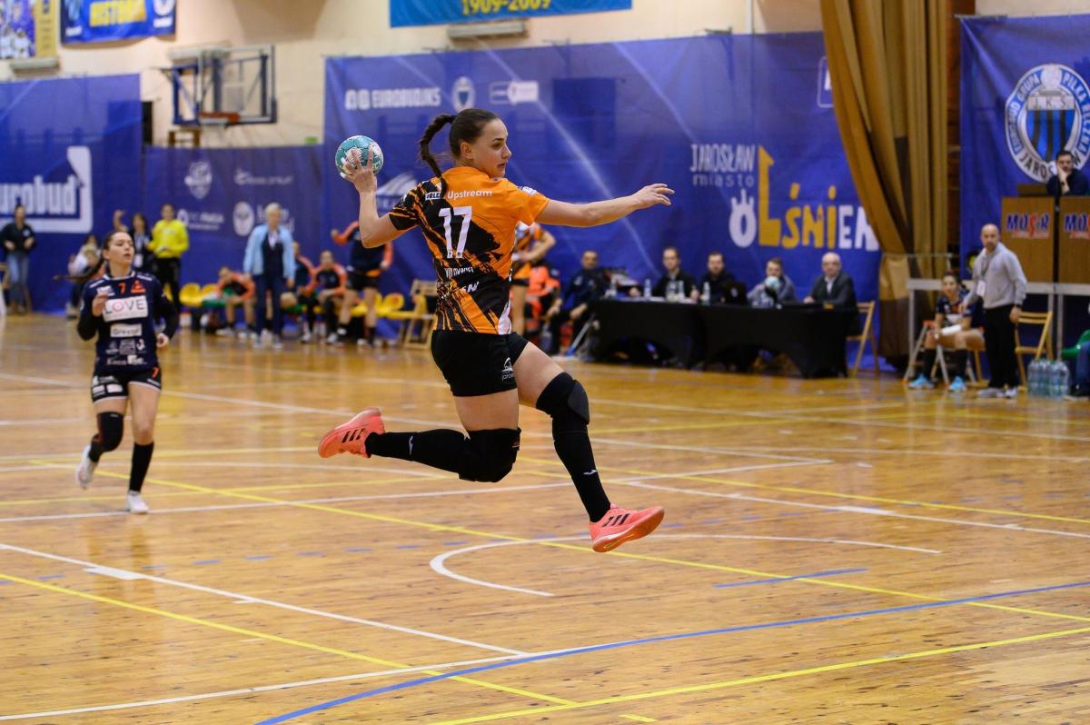 W efektownej akcji Natalia Wołownyk. Ukraińska prawoskrzydłowa zdobyła aż 7 bramek.<br/>fot.Robert Lasek/PGNiG Superliga Piłki Ręcznej Kobiet