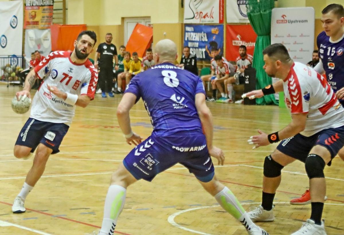Stanisław Makowiejew (z piłką) został wybrany MVP (najwartościowszym graczem) spotkania z Warmią Olsztyn, ale wiele dobrego w końcówce spotkania wniósł Maciej Kubisztal (drugi z prawej). Legenda przemyskiej piłki ręcznej zdobył swoją pierwszą bramkę w tym sezonie Ligi Centralnej, kto wie, czy nie fu