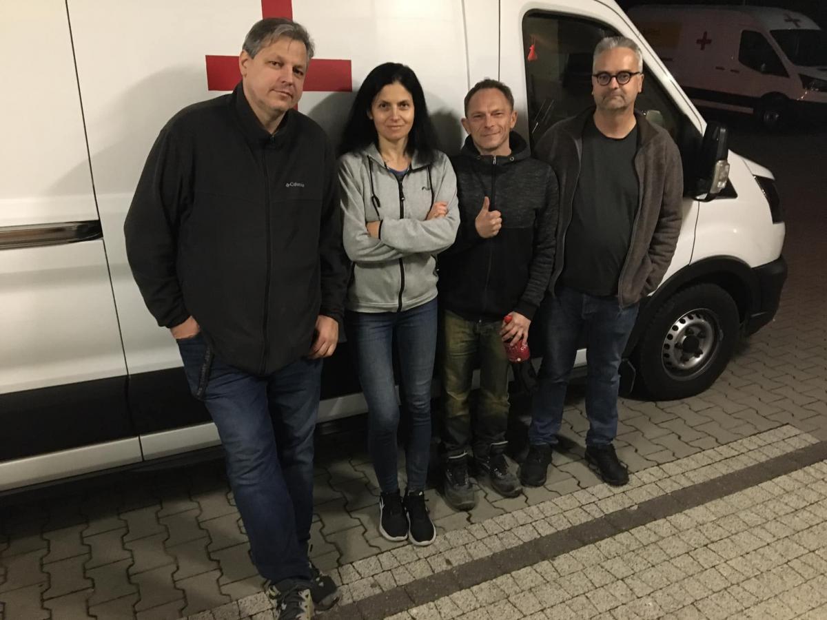 Społeczność PWSTE działa wolontariacko, ale też pomaga Ukrainie. Z inicjatywy pracowników uczelni odbyła się zbiórka potrzebnych rzeczy. Zapakowany po brzegi samochód wyruszył do Izium, miasta we wschodniej Ukrainie. <br/>fot.PWSTE w Jarosławiu