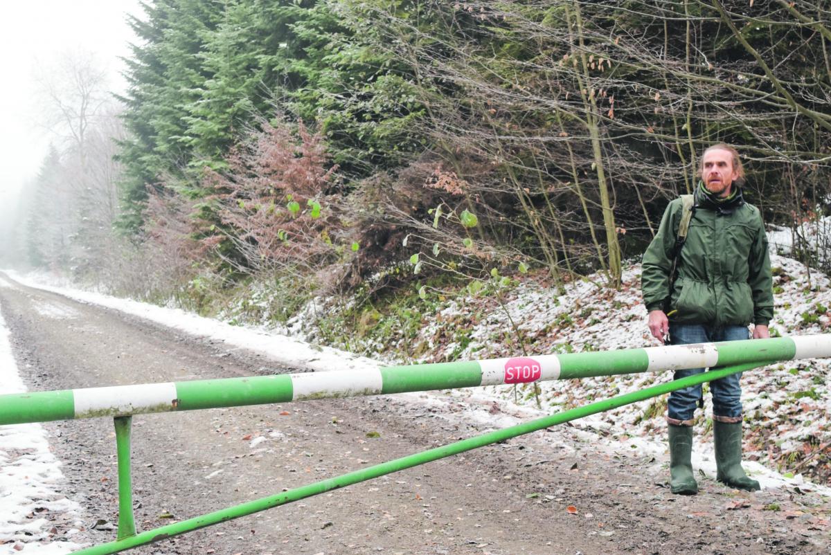 – Jesteśmy praktycznie odcięci od świata. Nie możemy legalnie tutaj dojeżdżać. Nie mogą do nas dojeżdżać znajomi, rodzina. Gdyby wydarzył się jakiś wypadek, nie ma możliwości, żeby dojechało do nas pogotowie, bo szlaban jest zamknięty – mówi Andrzej Zbrożek, mieszkaniec Huty Brzuskiej.<br/>fot.Artur