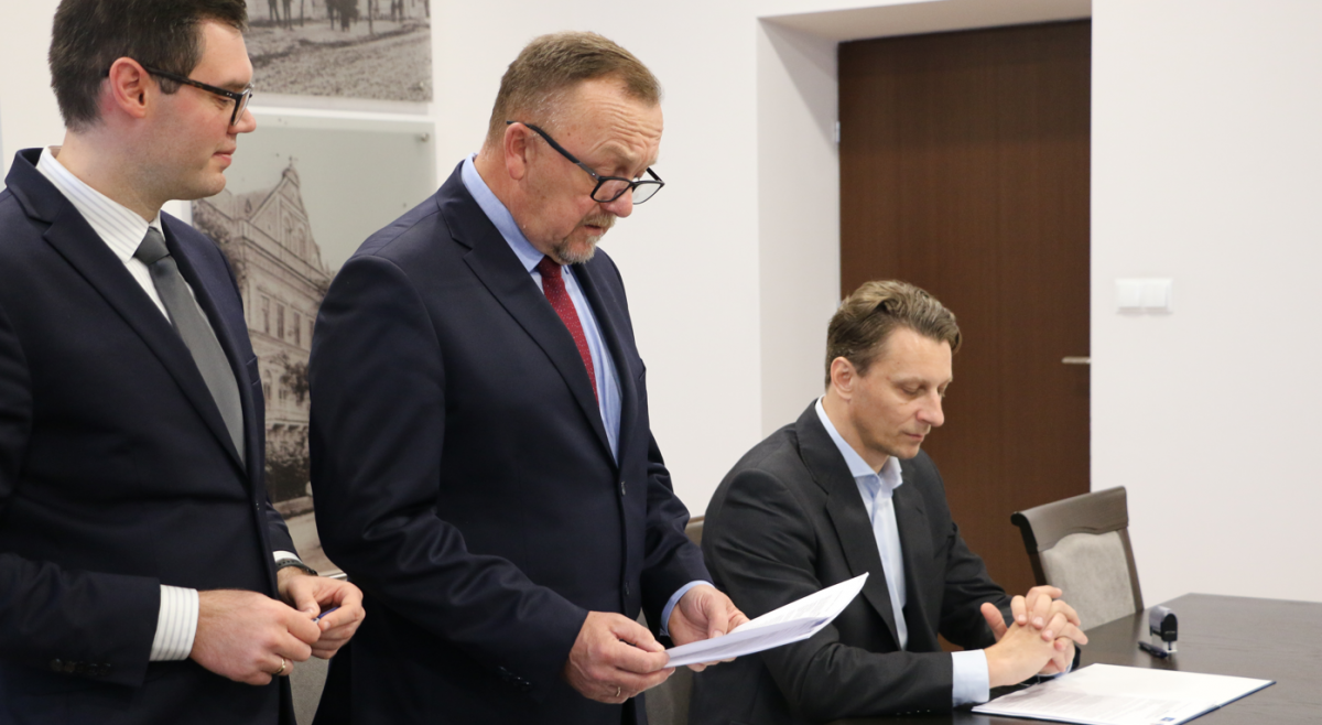 Starosta jarosławski Stanisław Kłopot podziękował za wsparcie realizacji inwestycji posłowi Tadeuszowi Chrzanowi. – Bardzo się cieszę, że rusza kolejna inwestycja, która usprawni infrastrukturę drogową na terenie naszego powiatu – podsumował.<br/>fot.powiat jarosławski