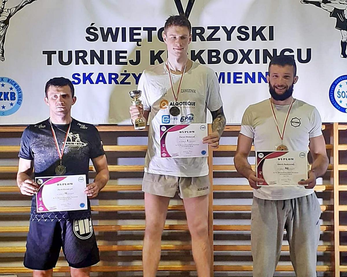 Pierwszy z prawej zawodnik KSW Sokół Jarosław Marek Zardzewiały.<br/>fot.ze zbiorów własnych