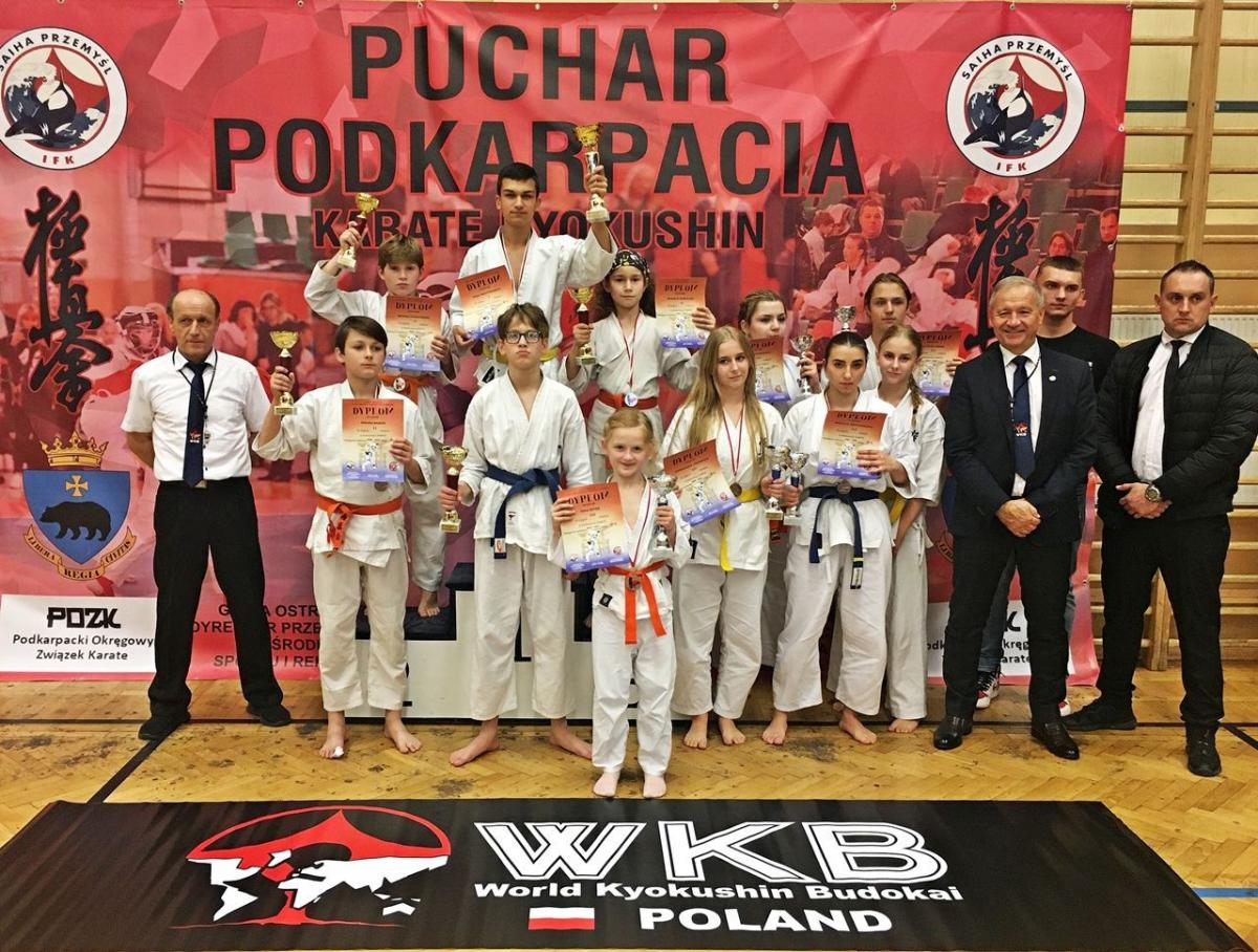 Ekipa Przemyskiego Klubu Karate Kyokushin podczas zawodów o Puchar Podkarpacia.<br/>fot.ze zbiorów własnych