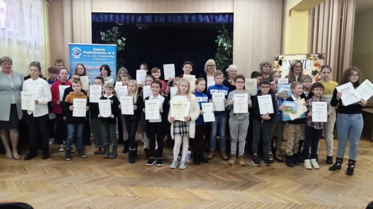 Uczestnicy sprawdzianu z ortografii na wspólnym zdjęciu.<br/>fot.ze zbiorów własnych