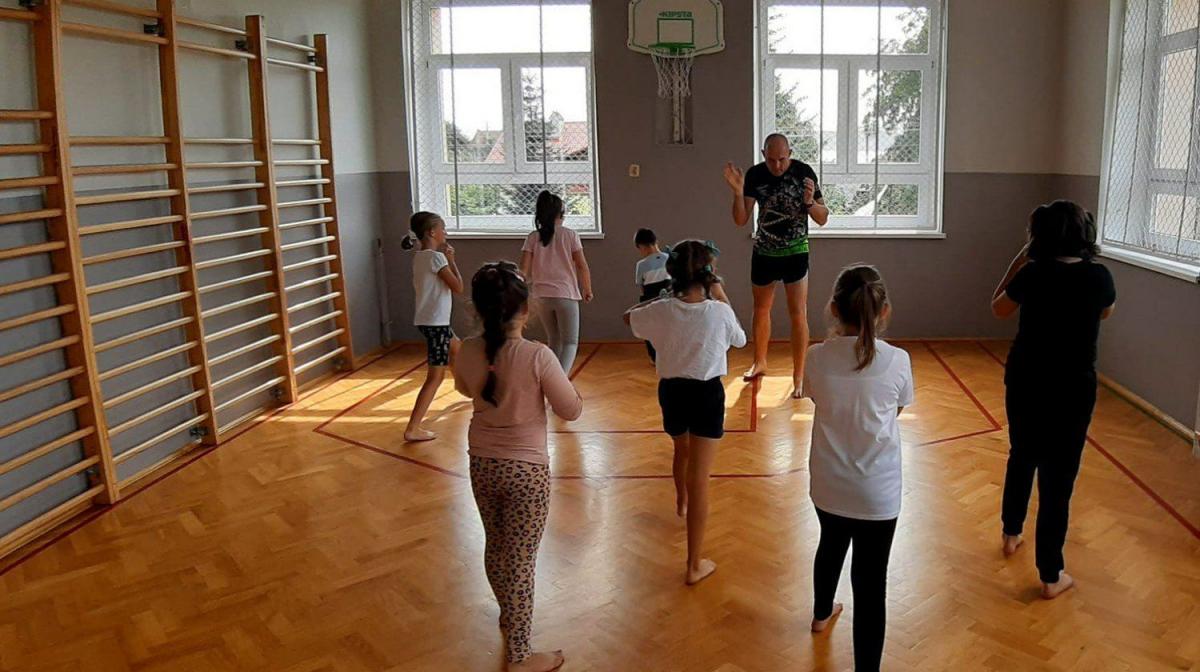 Uczniowie SP w Nehrybce, mimo braku sali sportowej w swojej placówce, odnoszą sukcesy w sporcie szkolnym, zwłaszcza w unihokeju.<br/>fot.ze zbiorów własnych