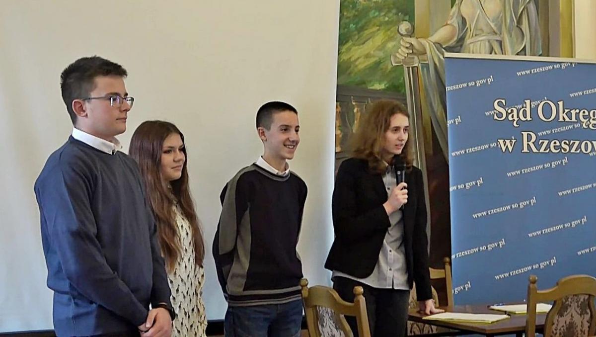 Część ekipy z SP 16 w Przemyślu podczas prezentacji.<br/>fot.ze zbiorów własnych