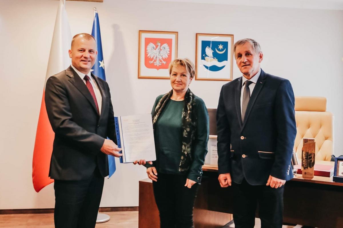Ambitny plan finansowy na przyszły rok na ręce przewodniczącej rady gminy Zofii Nowak i wiceprzewodniczącego Stanisława Koguta przekazał wójt gminy Ryszard Jędruch. W projekcie budżetu nie brakuje zadań inwestycyjnych.

<br/>fot.UG Tryńcza