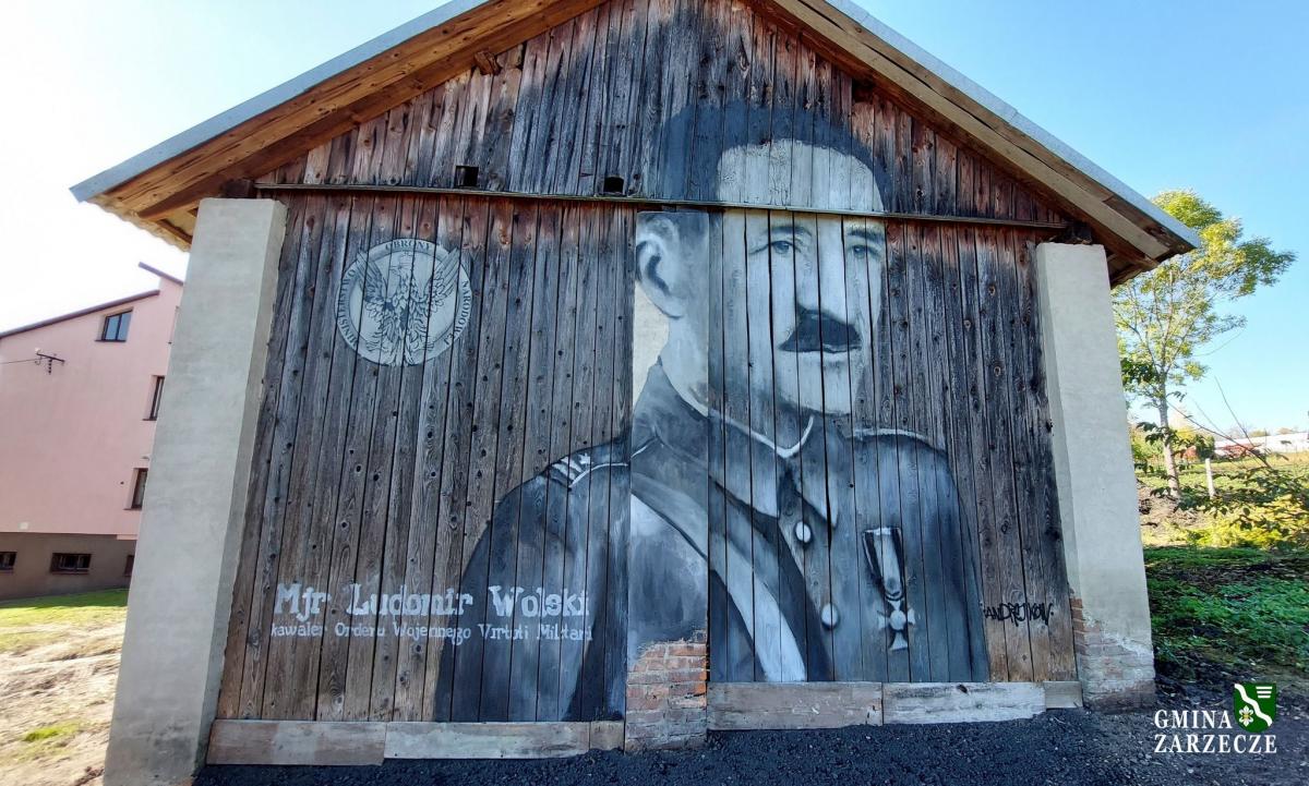 Upamiętnienie majora Ludomira Wolskiego w postaci muralu znajduje się nieopodal dawnego drewnianego kościoła w Siennowie. Wykonane zostało w październiku br. przez wspaniałego artystę Arkadiusza Andrejkowa. <br/>fot.UG Zarzecze
