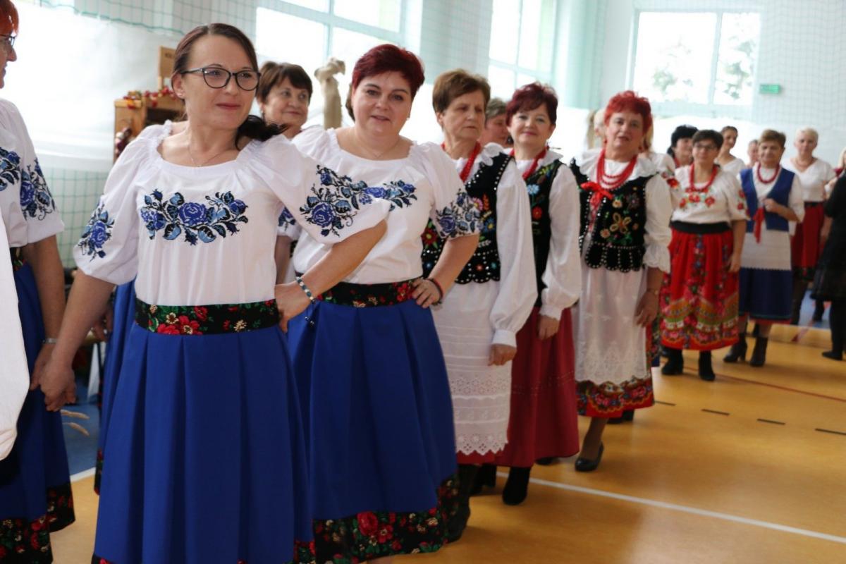 Wydarzenie było nie tylko okazja do promocji lokalnych potraw, ale i dobrej zabawy. Zgromadzonym czas umilił Zespół Wietlinianie oraz reprezentacja Powiatowego Ogniska Baletowego im. Lidii Nartowskiej w Jarosławiu.<br/>fot.Starostwo Powiatowe w Jarosławiu