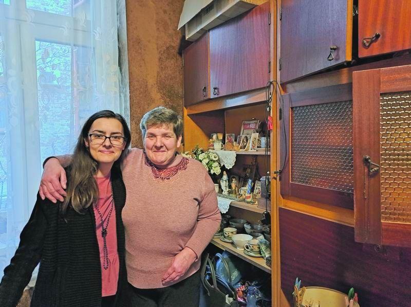 Pani Irena ma wokół siebie życzliwe osoby. Jedną z nich jest Katarzyna Borzęcka. – To mój dobry anioł stróż – mówi o dziewczynie. Kasia w zeszłym roku jako wolontariuszka „Szlachetnej Paczki” zapukała do drzwi pani Ireny z paczką od darczyńców. Widząc, w jakich warunkach mieszka, postanowiła jej pom