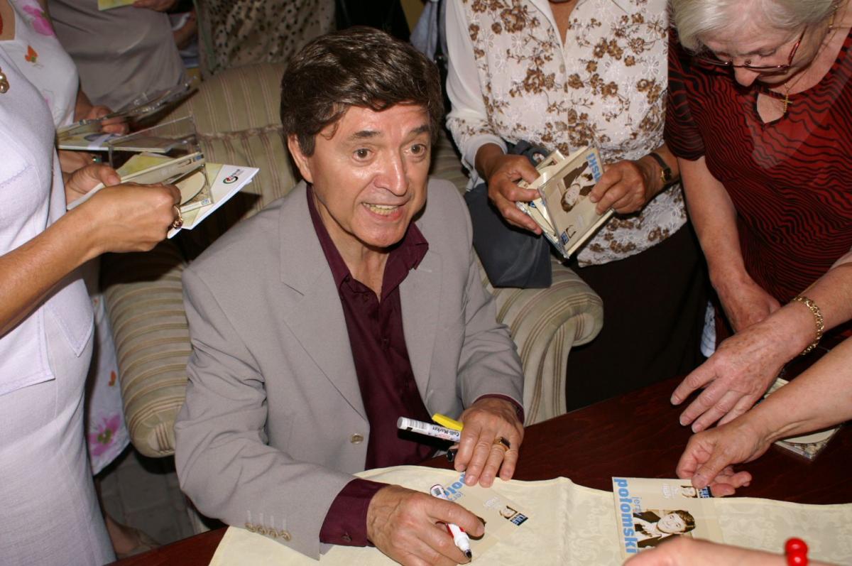 W 2007 roku Jerzy Połomski wystąpił w Zespole Pałacowo- Parkowym w Boratynie, podczas XII odsłony Salonu Literackiego. Po koncercie artysta chętnie konwersował z fanami i rozdawał autografy z sympatycznymi dopiskami. <br/>fot.ze zbiorów Stowarzyszenia „Grupa Poetycka” 