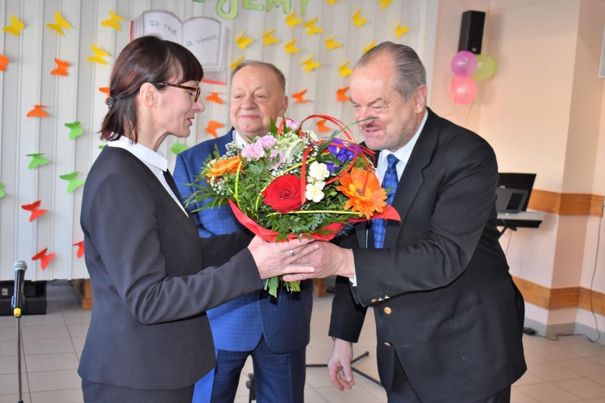 Starosta przemyski Jan Pączek i wicestarosta Marek Kudła podczas odwiedzin w Domu Pomocy Społecznej w Huwnikach, w obecności dyrektor placówki Jadwigi Lis i kadry pracowniczej, podziękowali całemu zespołowi za wykonywaną pracę i dobrą atmosferę, jaka panuje w placówce.<br/>fot.Powiat Przemyski