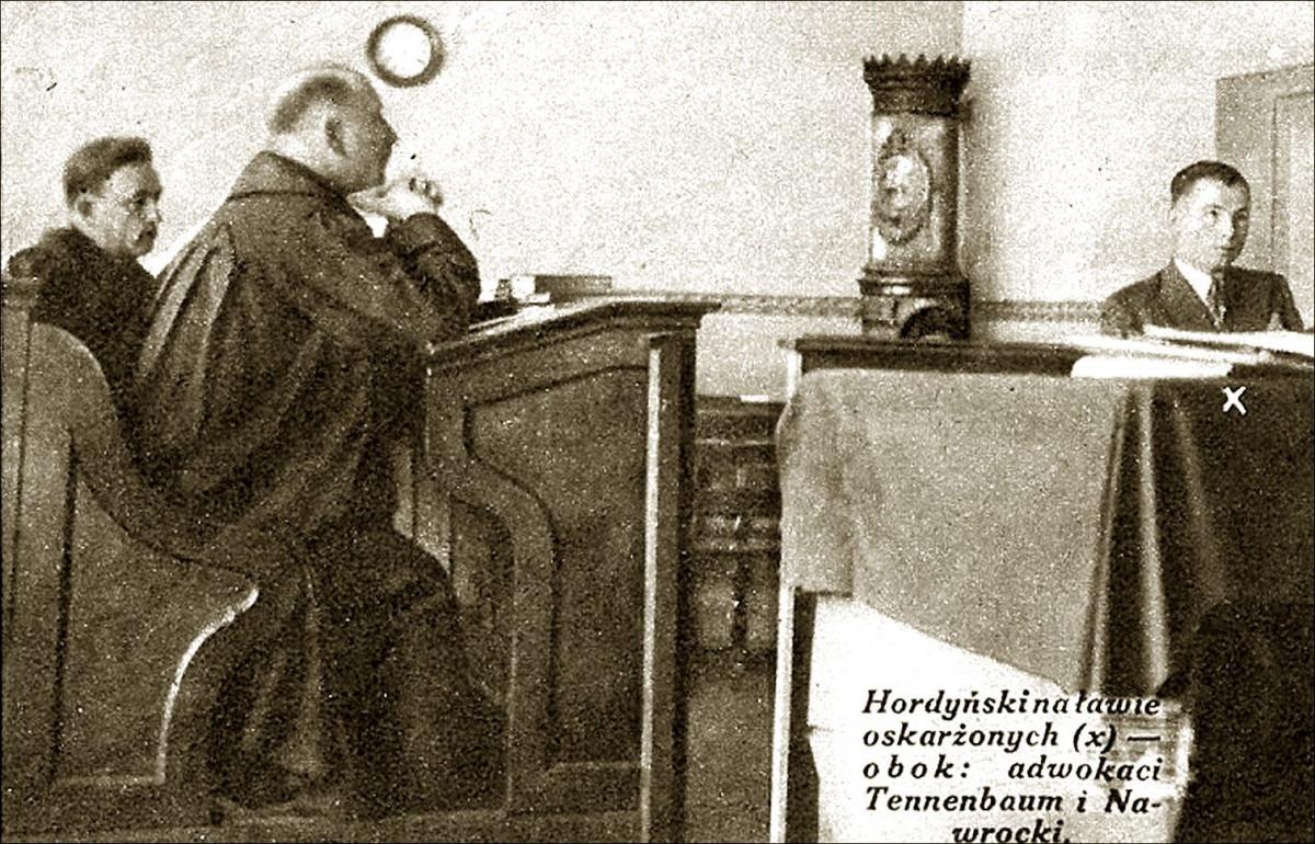 Adwokaci przemyscy: Tennenbaum i Nawrocki, a z prawej strony oskarżony Hordyński.
