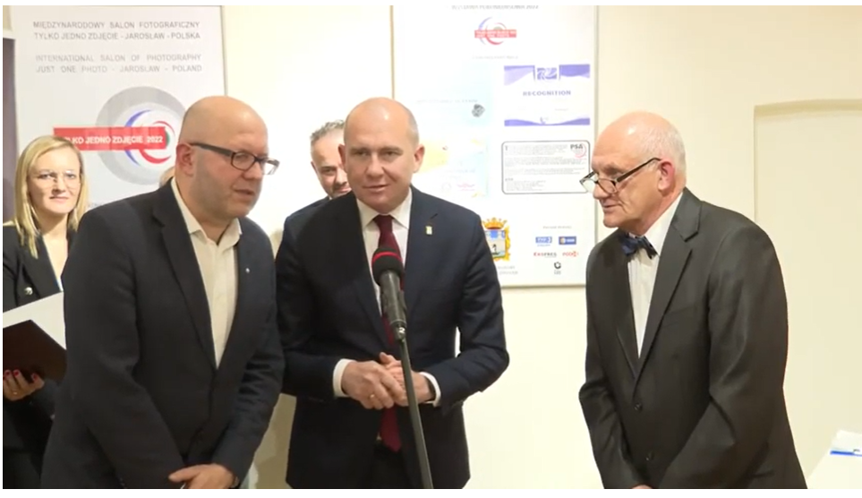 Wystawę uroczyście otworzyli (od lewej): Tomasz Sobczak, Dariusz Tracz oraz Krzysztof Peszko.<br/>fot.www.youtube.com