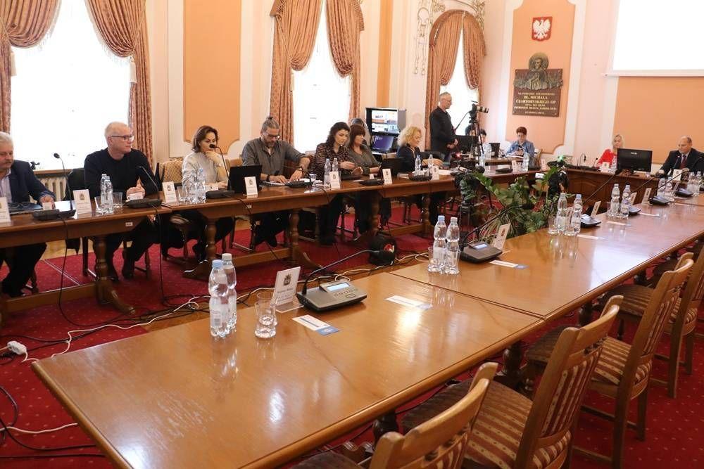 Tak wyglądała sala narad 14 listopada – przy stole zasiedli wyłącznie przedstawiciele klubu Wspólnie Zmieniajmy Jarosław.<br/>fot.jaroslawmiasto.pl