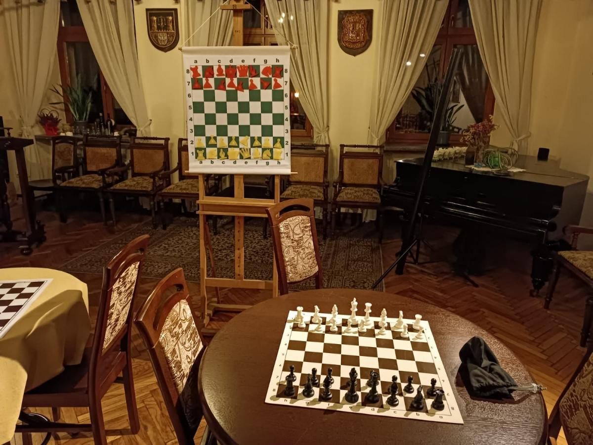 W wyjątkowym wnętrzu siedziby Stowarzyszenia Miłośników Jarosławia odbywają się bezpłatne spotkania szachowe, na które można przyjść nieodpłatnie w każdą środę, o godzinie 17. <br/>fot.archiwum autora