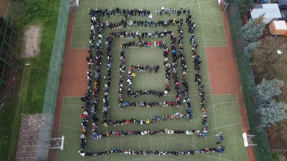 Tak ma wyglądać żywy łańcuch liczby Pi. Zdjęcie wykonane podczas przygotowań do próby bicia rekordu. <br/>fot.ZSTiO Jarosław