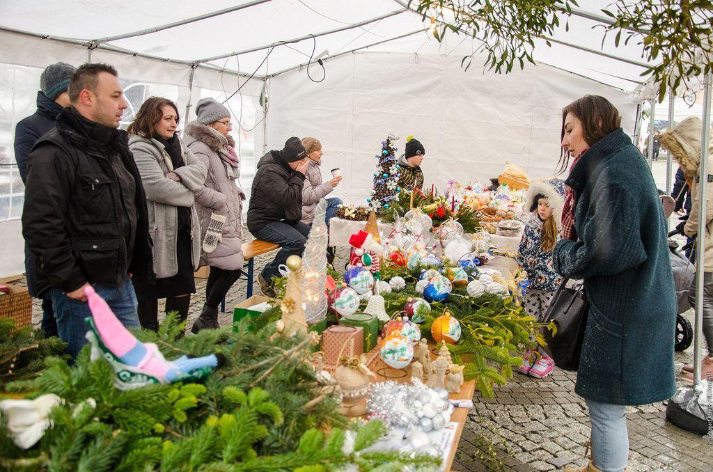 Za sprawą Przemyskiego Jarmarku Bożonarodzeniowego mieszkańcy będą mogli zaopatrzyć się w różnego rodzaju asortyment o charakterze świątecznym. Magistrat kolejny raz zaprasza do udziału chętnych wystawców. 


<br/>fot.UM Przemyśl  