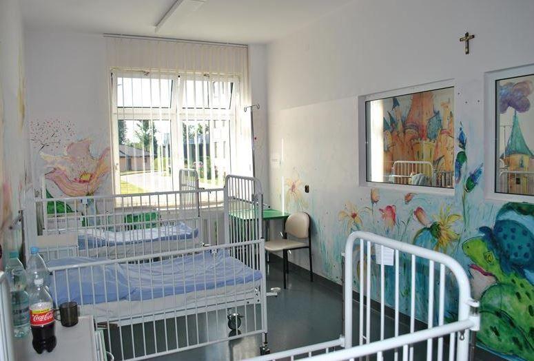 Problemy z zapewnieniem obsady oddziału pediatrycznego, o których w ostatnim czasie co jakiś czas słyszy się w mediach, nie ominęły też szpitala w Lubaczowie. Skończyły się miesięcznym przestojem w jego funkcjonowaniu. Dziś sytuacja jest już stabilna.<br/>fot.SP ZOZ Lubaczów