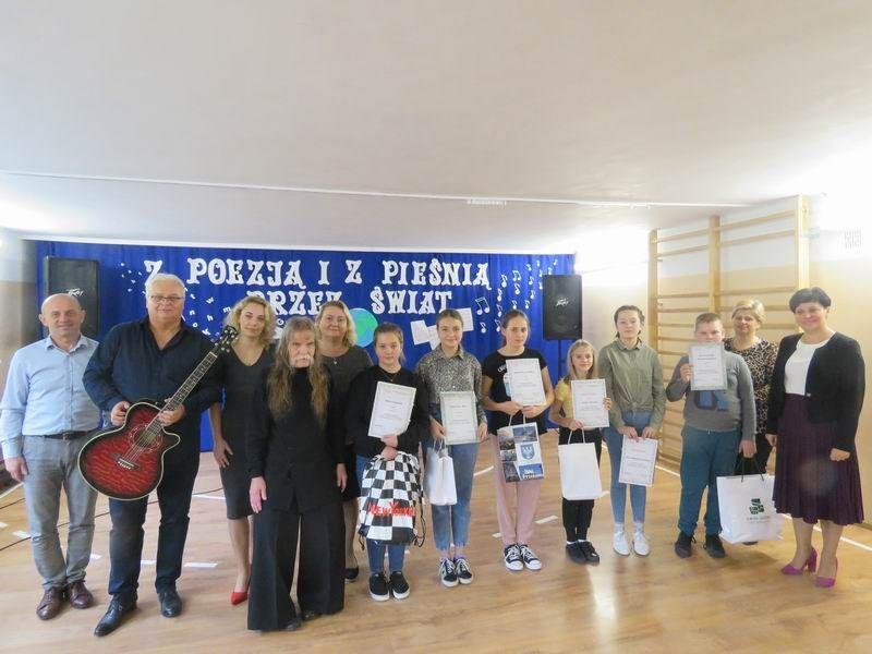 Młodzież i pedagodzy byli pod wrażeniem niecodziennych gości.<br/>fot.SP w Leszczawie Dolnej