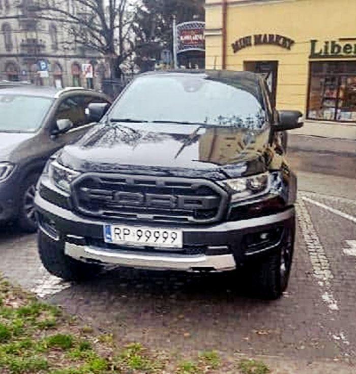 Ford ranger raptor o nr rejestracyjnym RP 99999 wzbudził spore zainteresowanie, stojąc na urzędowej kopercie poniżej pomnika króla Jana III Sobieskiego.<br/>fot.ze zbiorów własnych
