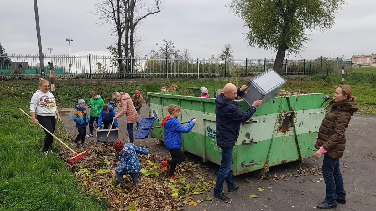 Mali żeglarze z „Róży Wiatrów” dbają o przystań wodną przy ul. 22 Stycznia w Przemyślu i jej otoczenie.<br/>fot.ze zbiorów własnych
