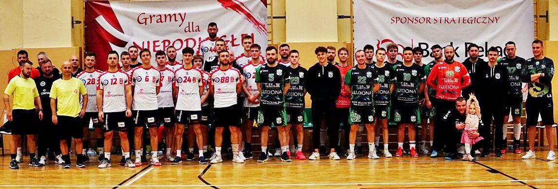 Uczestnicy imprezy na wspólnym zdjęciu.<br/>fot.ze zbiorów własnych
