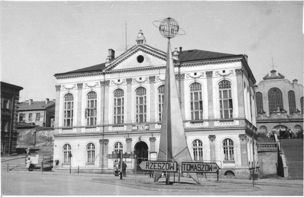 Historyczne zdjęcie budynku Jad Charuzim. <br/>fot.CKiP Jarosław