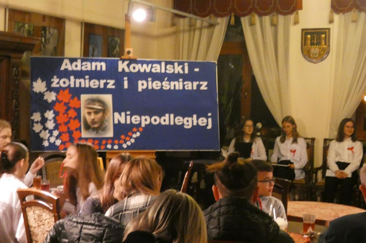 W przeddzień obchodów 104. rocznicy odzyskania niepodległości przez Polskę uczniowie I LO im. M. Kopernika w Jarosławiu zaprezentowali montaż słowno-muzyczny. Wystąpili w siedzibie Stowarzyszenia Miłośników Jarosławia oraz w Powiatowym Ognisku Baletowym. <br/>fot.Stowarzyszenie Miłośników Jarosławia