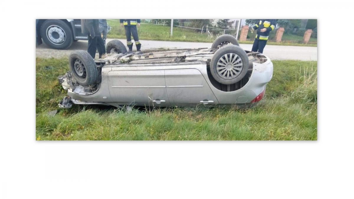 Mazda na dachu.<br/>fot.KPP Przeworsk