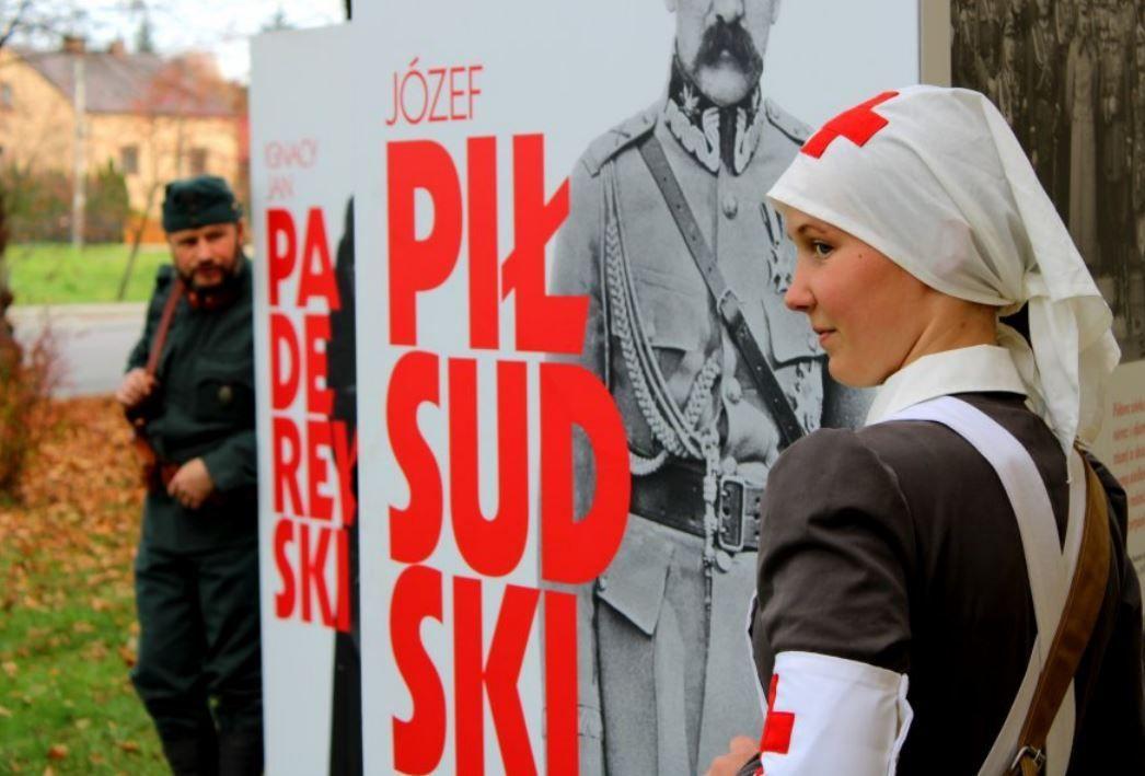 W uroczystym otwarciu plenerowej wystawy w Żurawicy, które odbyło się z udziałem wójta gminy T. Szeleszczuka i dyrektora rzeszowskiego Oddziału Instytutu Pamięci Narodowej dra hab. D. Iwaneczki, wzięli udział mieszkańcy, szkolna młodzież oraz członkowie Przemyskiego Stowarzyszenia Rekonstrukcji Stro
