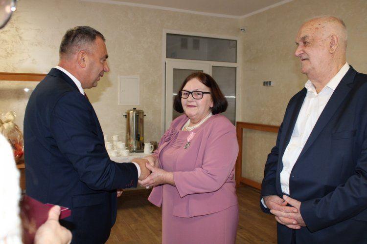 Medalami uhonorował jubilatów wójt B. Szylar. Odwiedził również w domu te pary, które ze względu na stan zdrowia nie mogły przybyć na gminną uroczystość.


<br/>fot.UG Radymno