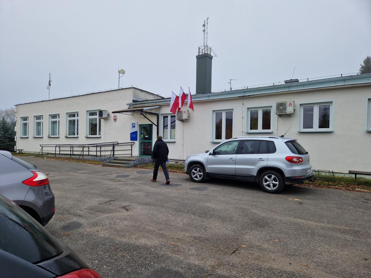 Na parkingu przed budynkiem doszło do sprzeczki między ojcem i córką. Wzburzony mężczyzna sięgnął po nóż i ugodził córkę w szyję, a potem sam usiłował popełnić samobójstwo, przecinając sobie tętnicę.