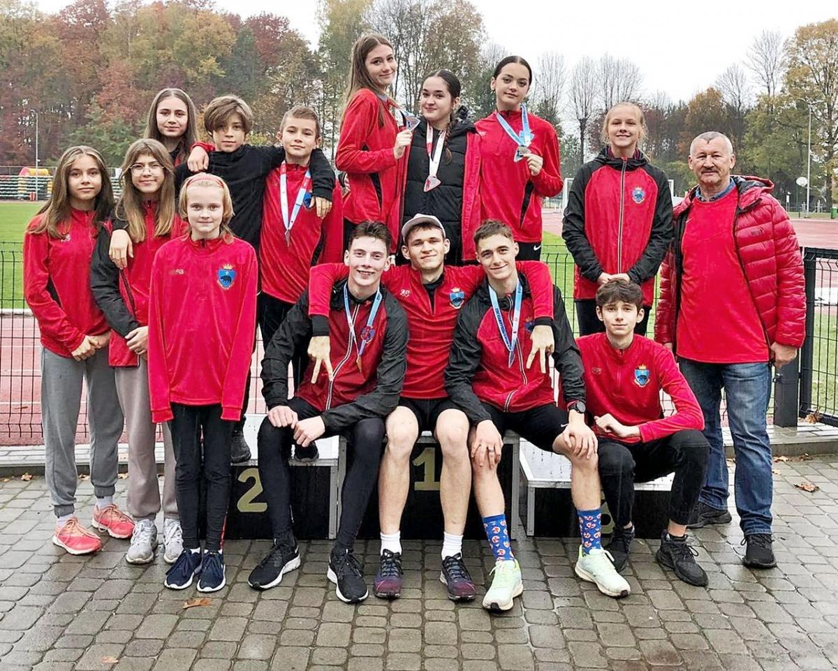 Ekipa UKS Tempo 5 Przemyśl podczas przełajowych zawodów w Kolbuszowej.<br/>fot.ze zbiorów własnych