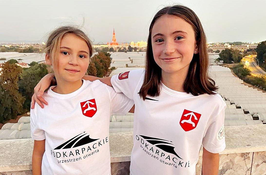 Oliwia (z prawej) i Marika Gancarz podczas Młodzieżowych Mistrzostw Świata w Turcji. Oliwia została wicemistrzynią globu.<br/>fot.ze zbiorów własnych