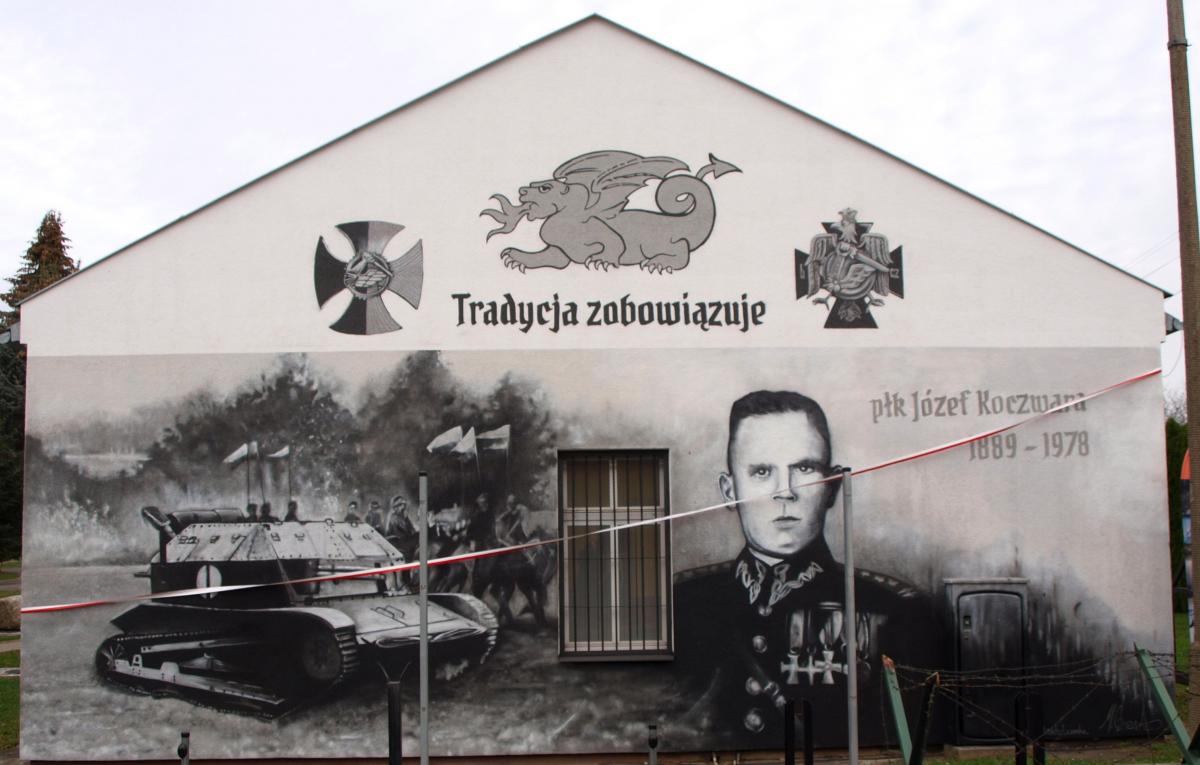 Mural został poświęcony patronowi 1 Batalionu Czołgów w Żurawicy pułkownikowi Józefowi Koczwarze.<br/>fot.Mariusz Godos