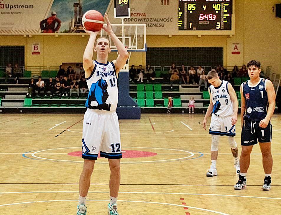 18-letni Maciej Puchalski (z piłką) rozegrał najlepsze zawody w swojej seniorskiej karierze. W nieco ponad 23 minuty zapisał na swoim koncie 32 punkty i 8 zbiórek przy znakomitej 70-procentowej skuteczności z gry i 88-procentowej z linii rzutów wolnych. A tych wykonywał ogrom, bo aż 17. Trafił 15 ra